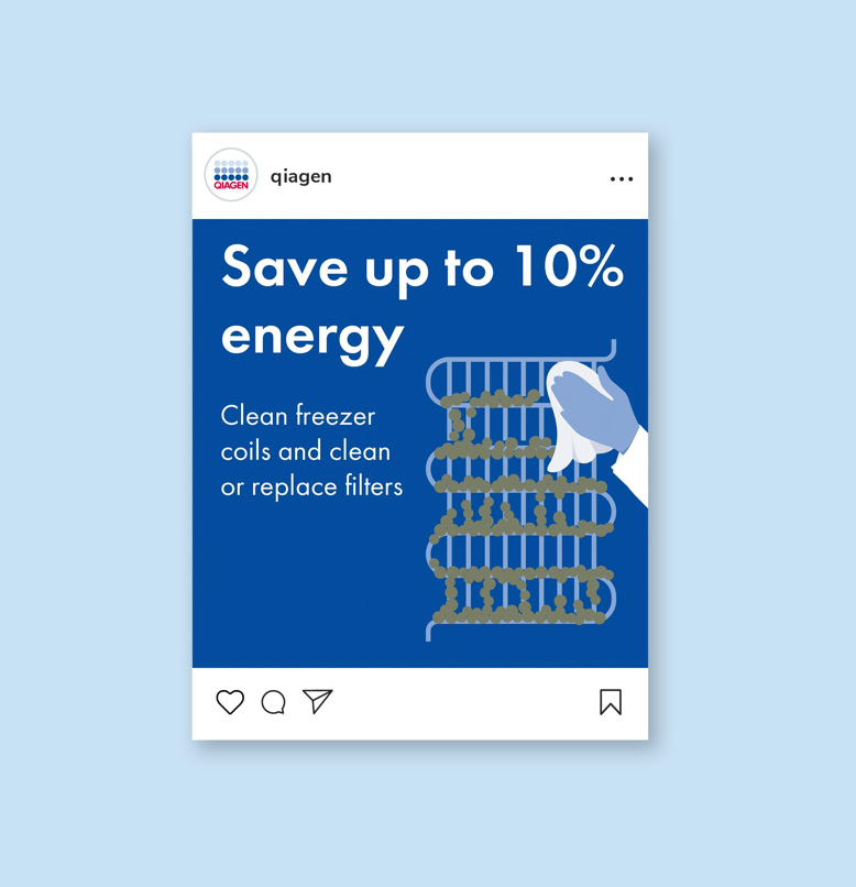 Blaues Poster mit der Aufschrift "Save up to 10% energy" und "Clean freezer coils and clean or replace filters". Eine Hand reinigt eine Spule.
