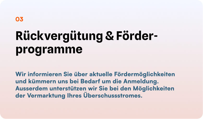 Text auf einem Hintergrund mit Farbverlauf, der "Rückvergütung & Förderprogramme" und einen erklärenden Absatz über Fördermöglichkeiten und Vermarktung von Überschussstrom beschreibt.